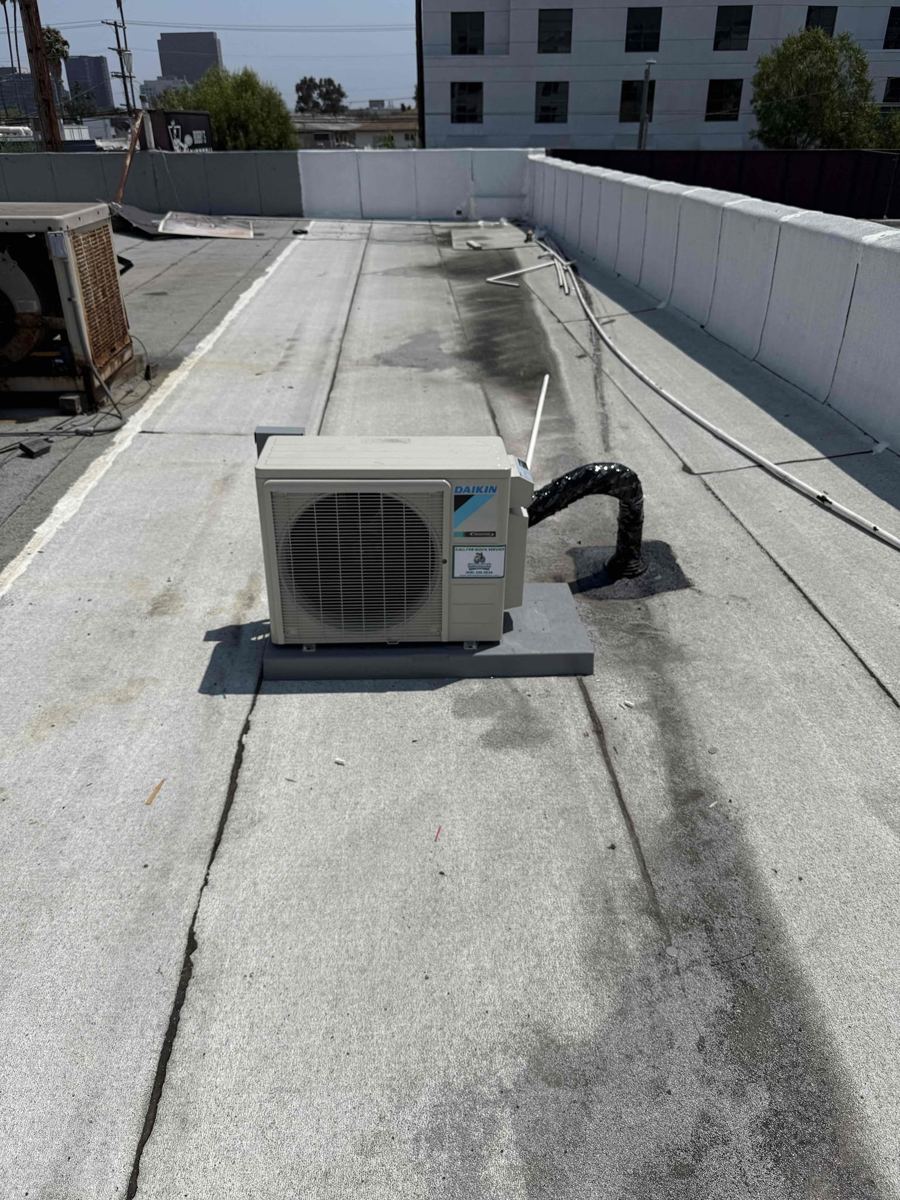 Unidad exterior de un mini split Daikin de varias zonas en un techo plano